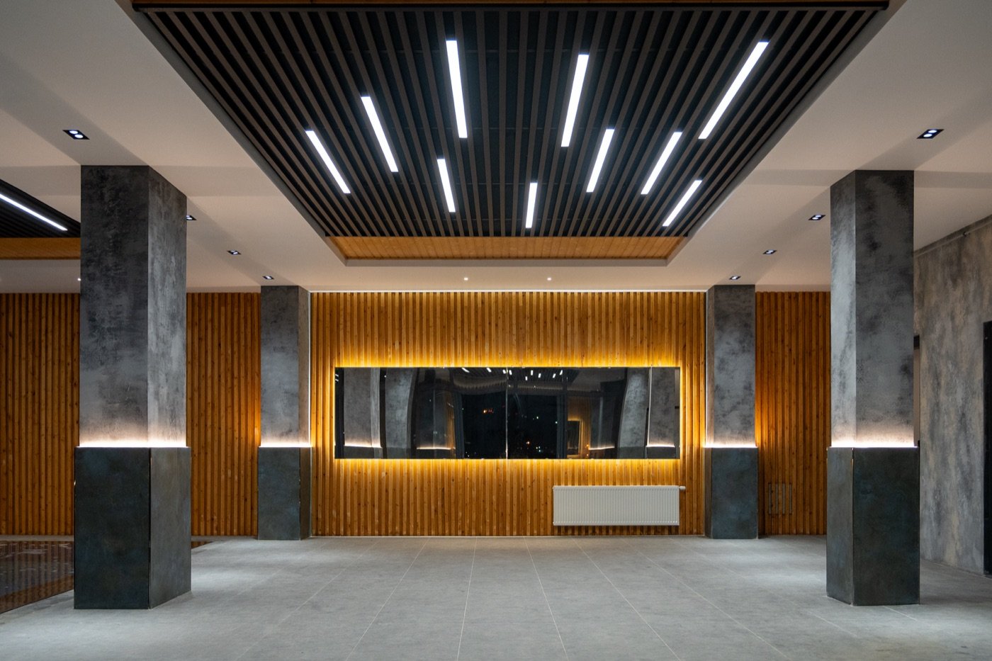 Lobby contemporáneo de una propiedad moderna